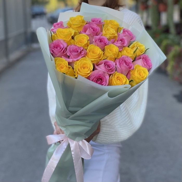 25 розовых и желтых роз 60 см